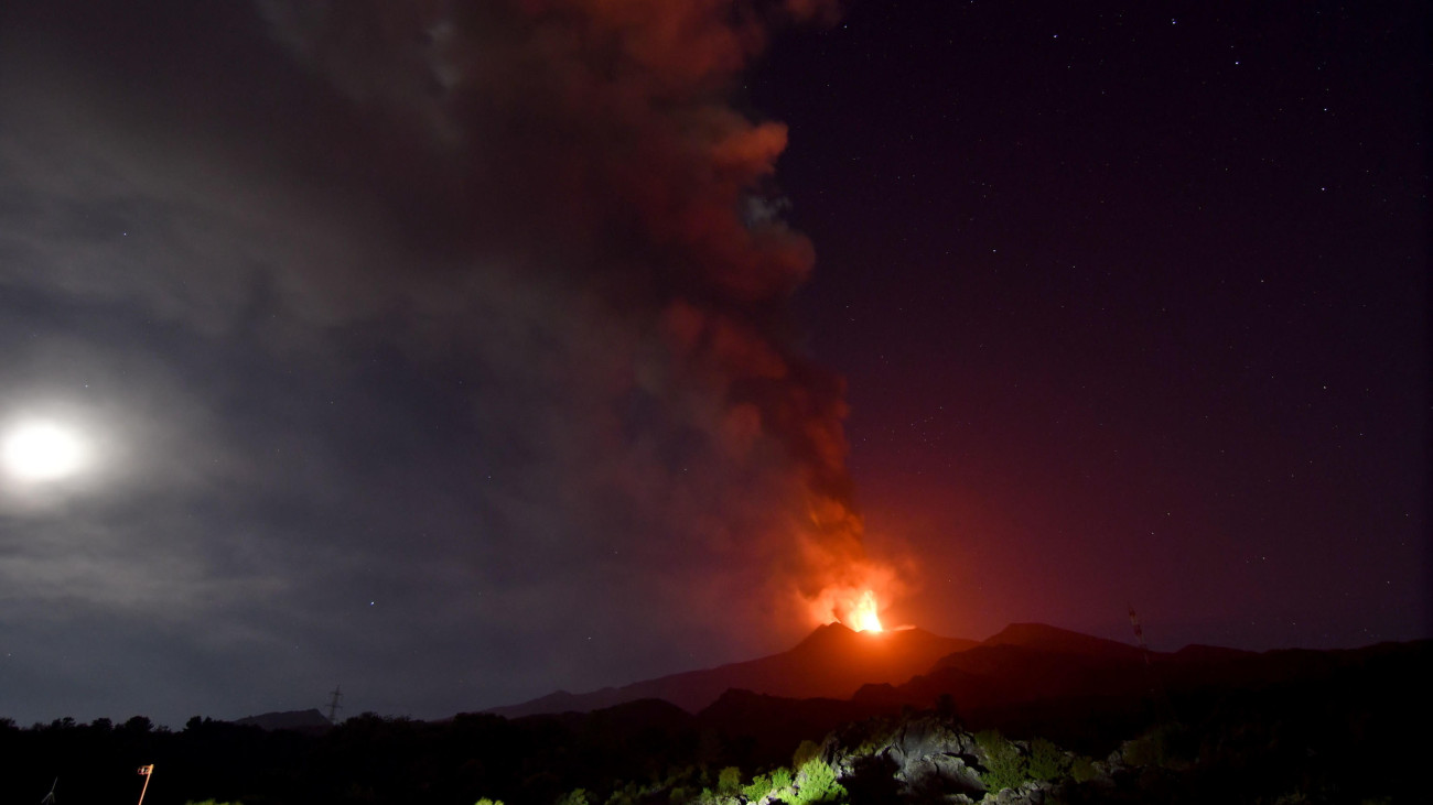 Izzó lávát és hamut lövell ki az Etna tűzhányó Szicíliában 2024. július 15-én. A kráterből feltörő füstoszlop magassága körülbelül 6000 méter volt.