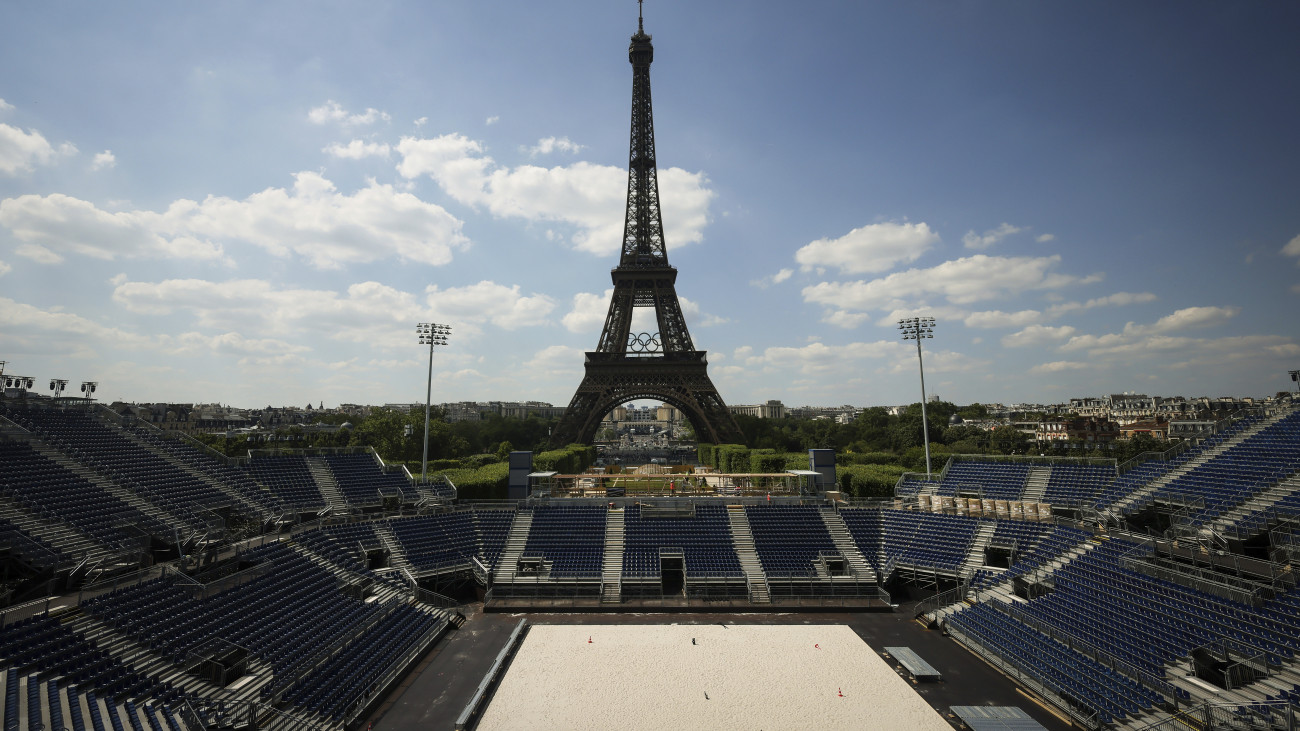 A 2024-es párizsi nyári olimpia strandröplabda versenyeinek helyszíne az Eiffel-torony Stadion látképe 2024. június 25-én.A 2024-es párizsi nyári olimpiát július 26. és augusztus 11. között rendezik.