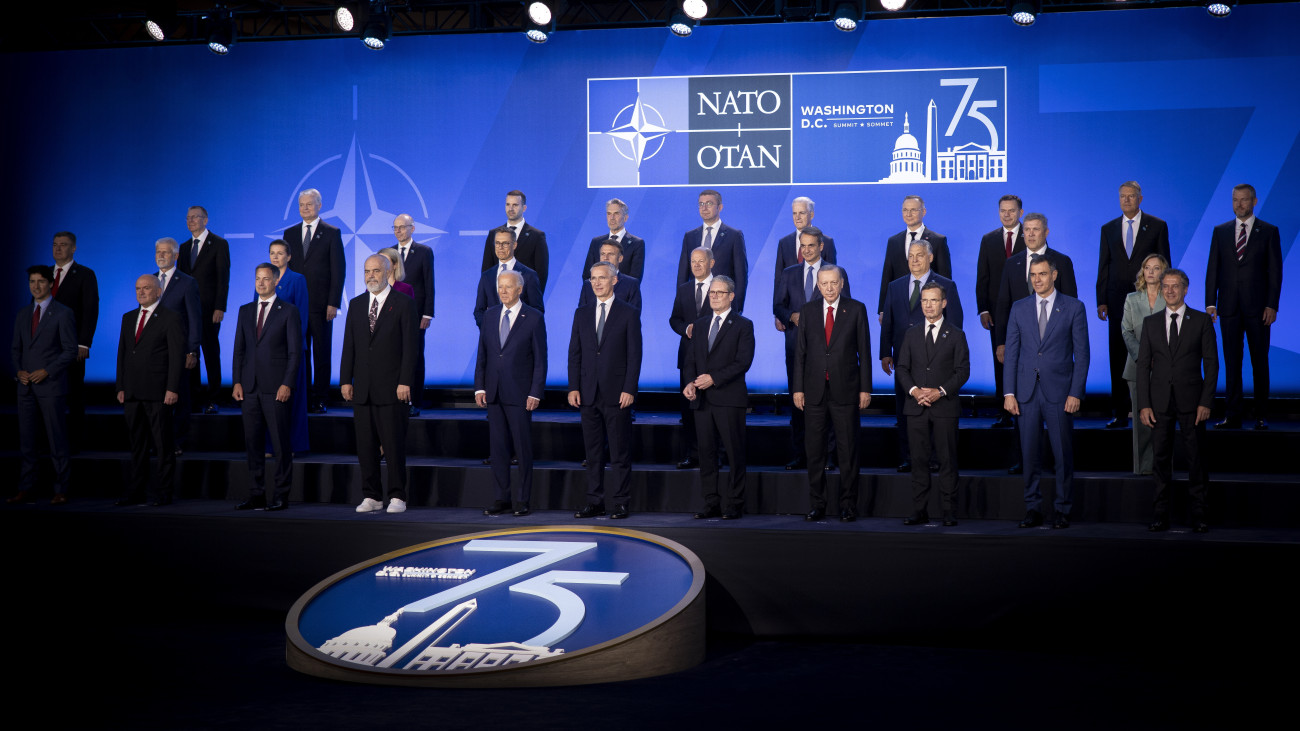 A Miniszterelnöki Sajtóiroda által közreadott képen Orbán Viktor miniszterelnök (középső sor, j3) a NATO washingtoni csúcstalálkozója résztvevőinek csoportképén 2024. július 10-én. Elöl középen Joe Biden amerikai elnök (b5), mellette jobbról Jens Stoltenberg NATO-főtitkár (b6).
