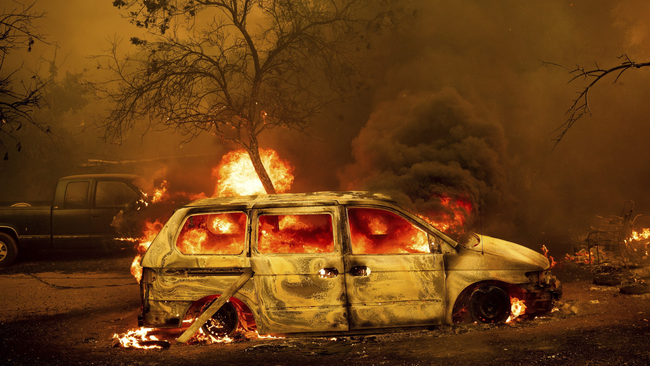 Erdőtűz következtében lángoló autó a kaliforniai Oroville-ben 2024. július 2-án.