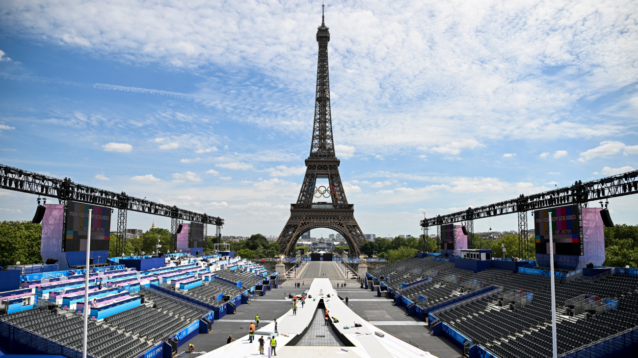 Épül a megnyitó helyszíne a Trocadéro téren a 2024-es párizsi nyári olimpia kezdete előtt egy nappal, 2024. július 25-én. Középen az olimpiai ötkarikával feldíszített Eiffel-torony látható.