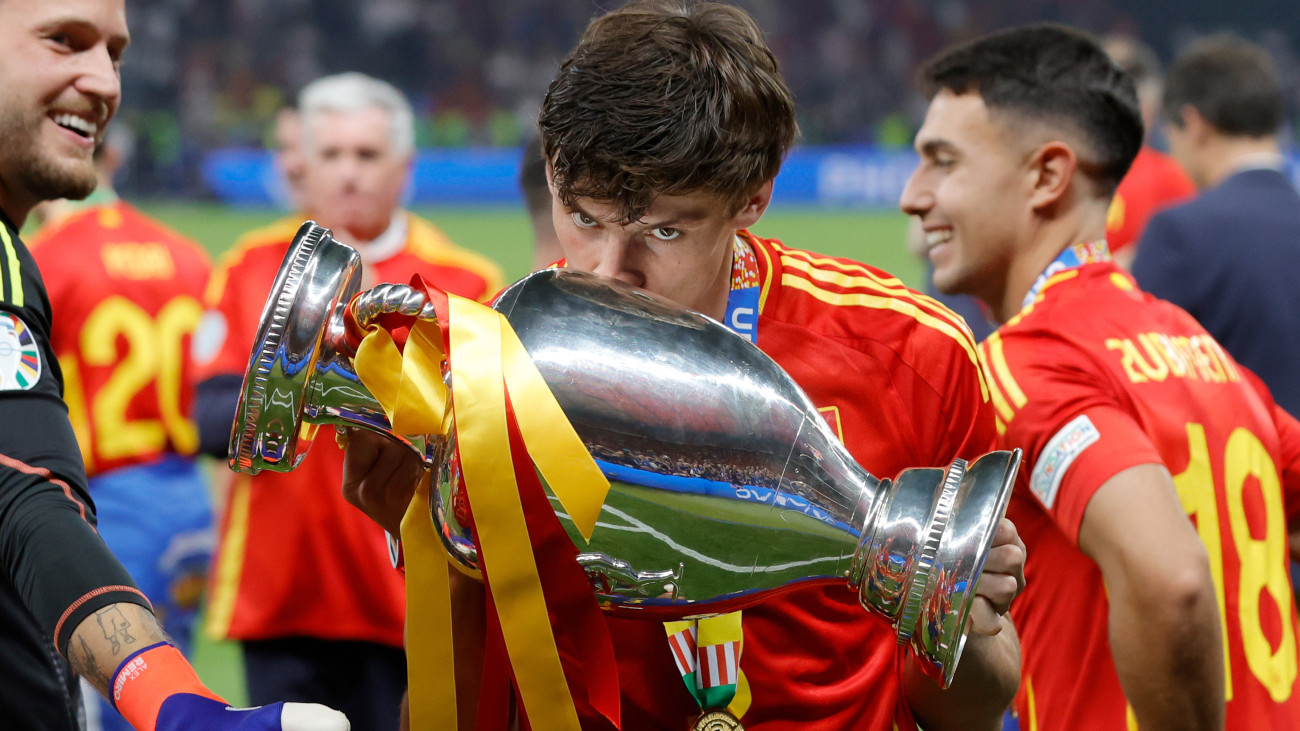 BERLIN, GERMANY - JULY 14: Robin Le Normand of Spain celebrates the EURO 2024 European Championship victory with the trophy during the  EURO match between Spain  v England  at the Olympiastadium on July 14, 2024 in Berlin Germany (Photo by Eric Verhoeven/Soccrates/Getty Images)