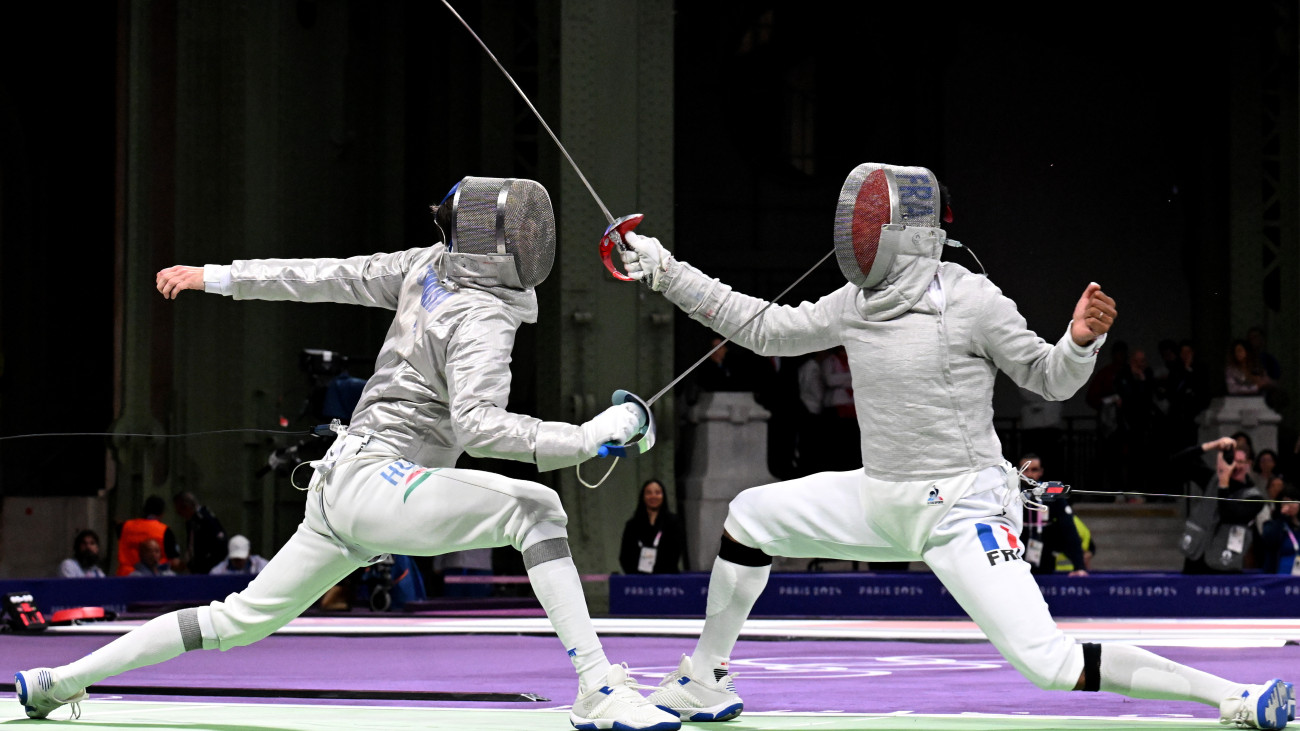 Szatmári András (b) és a francia Bolade Apithy asszója a legjobb 16 közé jutásért a férfi kard egyéni versenyében a 2024-es párizsi nyári olimpián a Grand Palais kiállítócsarnokban 2024. július 27-én.