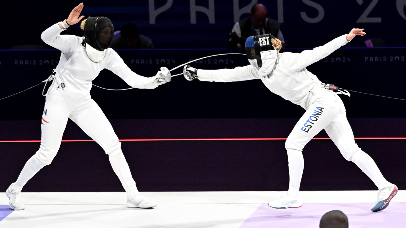 Muhari Eszter (b) és az észt Nelli Differt asszója a női párbajtőr egyéni versenyének bronzmérkőzésén a 2024-es párizsi nyári olimpián a Grand Palais kiállítócsarnokban 2024. július 27-én.