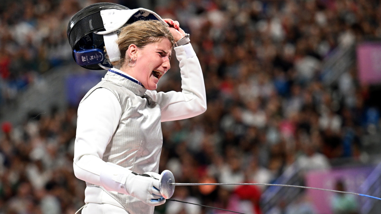 Pásztor Flóra, miután győzött az amerikai Jacqueline Dubrovich ellen és a nyolcaddöntőbe jutott a női tőr egyéni versenyében a 2024-es párizsi nyári olimpián a Grand Palais kiállítócsarnokban 2024. július 28-án.