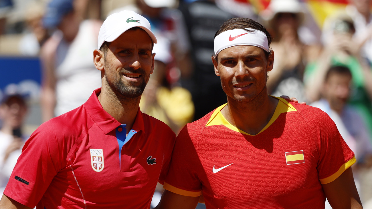 A szerb Novak Djokovic (b) és a spanyol Rafael Nadal a 2024-es párizsi nyári olimpia teniszbajnoksága férfi egyesének második fordulójában játszott mérkőzésük előtt a párizsi Roland Garros Stadionban 2024. július 29-én.
