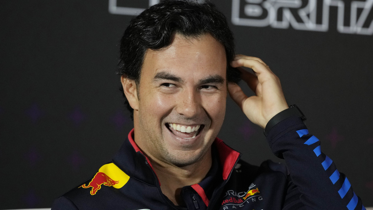 Sergio Pérez, a Red Bull mexikói versenyzője a Forma-1-es autós gyorsasági világbajnokság Brit Nagydíján otthont adó silverstone-i pályán rendezett sajtótájékoztatón 2024. július 4-én. A futamot július 7-én rendezik.