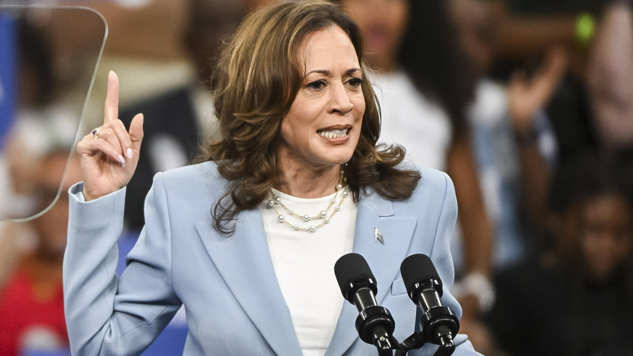 Kamala Harris amerikai alelnök, a Demokrata Párt nem hivatalos elnökjelöltje beszél az Atlantában rendezett kampányrendezvényen 2024. július 30-án. Az elnökválasztást november 5-én tartják az Egyesült Államokban.