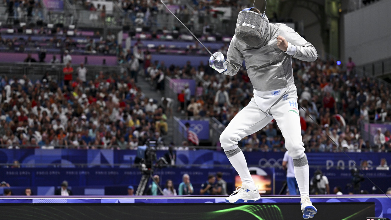 Szatmári András a 2024-es párizsi nyári olimpia férfi kard csapatversenyének elődöntőjében a Grand Palais kiállítócsarnokban 2024. július 31-én.