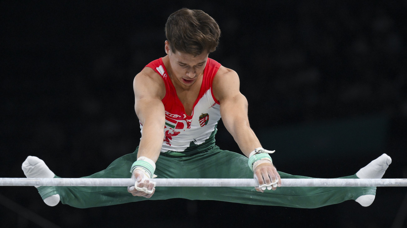 Mészáros Krisztofer nyújtógyakorlata a 2024-es párizsi nyári olimpia férfi tornaversenyének összetett döntőjében a párizsi Bercy Arénában 2024. július 31-én.