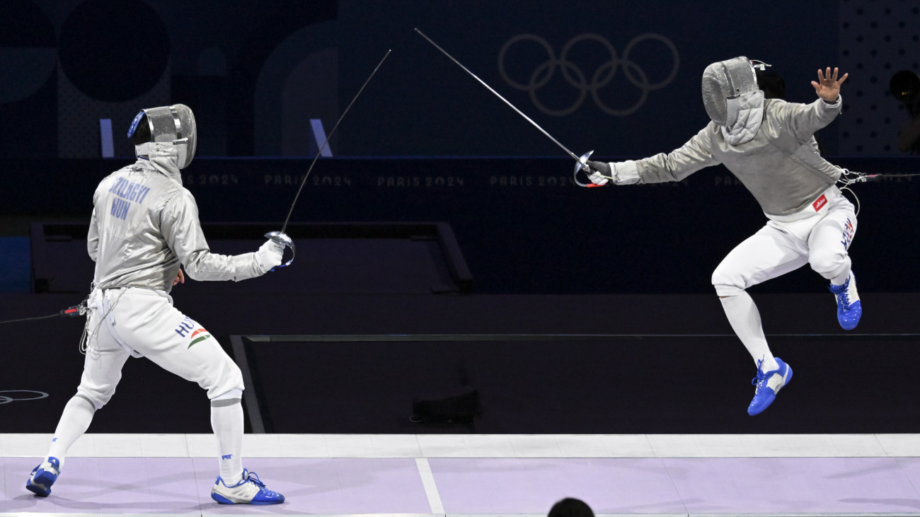 Szilágyi Áron (b) és a dél-koreai Gu Bongil a 2024-es párizsi nyári olimpia férfi kard csapatversenyének döntőjében a Grand Palais kiállítócsarnokban 2024. július 31-én.