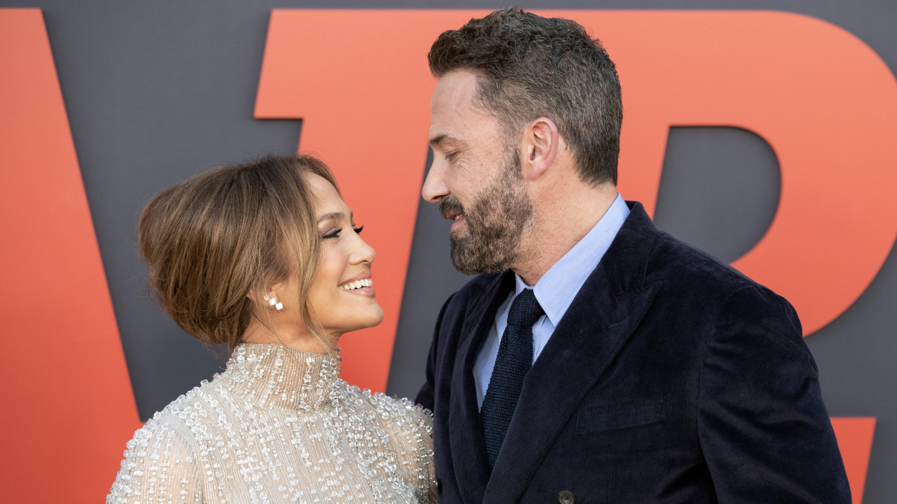 Ben Affleck amerikai színész és felesége, Jennifer Lopez amerikai énekes-színésznő az Air című film bemutatóján Los Angelesben 2023. március 27-én.