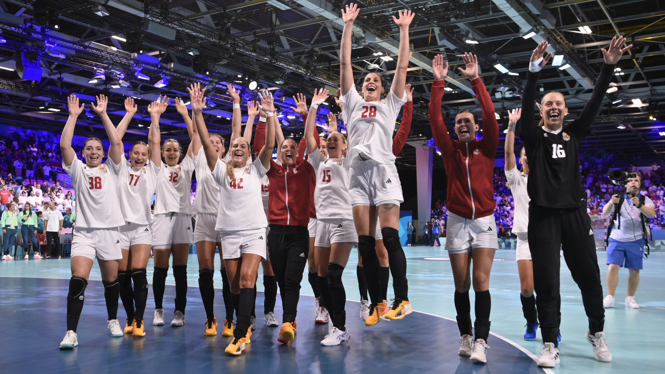 A győztes magyar válogatott tagjai ünnepelnek a 2024-es párizsi nyári olimpia női kézilabdatornája B csoportjában játszott Spanyolország - Magyarország mérkőzés végén a Dél-párizsi Arénában 2024. augusztus 1-jén. A magyar női válogatott bejutott a negyeddöntőbe, miután 27-24-re legyőzte Spanyolországot.