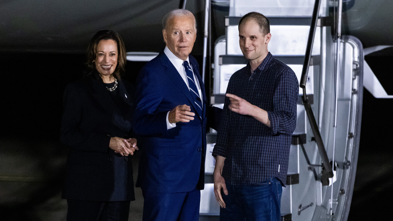 Joe Biden amerikai elnök (k) és Kamala Harris alelnök (b) fogadja Evan Gershkovichot, a The Wall Street Journal újságíróját az Andrews légitámaszponton 2024. augusztus elsején. A hidegháború óta a legjelentősebb fogolycserét hajtotta végre a Nyugat Oroszországgal és Fehéroroszországgal, a végrehajtás részleteit a török hírszerzés (MIT) szervezte meg. Hét országból összesen 26 embert adtak át egymásnak a felek az ankarai Esenboga repülőtéren.