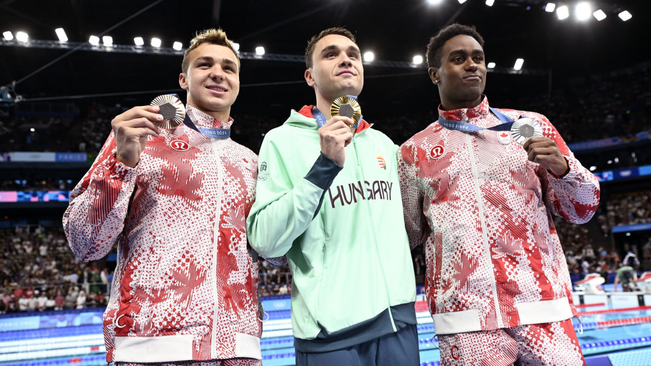Az aranyérmes Milák Kristóf (k), az ezüstérmes kanadai Josh Liendo (j) és a bronzérmes kanadai Ilya Kharun (b) a férfi 100 méteres pillangóúszás eredményhirdetése után a 2024-es párizsi nyári olimpián a Párizs melletti Nanterre-ben lévő Paris La Défense Arénában 2024. augusztus 3-án.