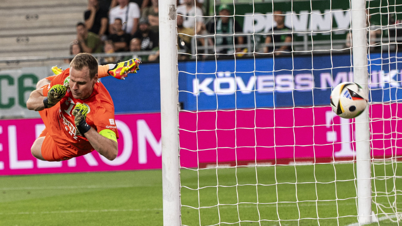 Dibusz Dénes, a Ferencvárosi TC kapusa a labdarúgó Bajnokok Ligája selejtezőjének 2. fordulójában játszott első Ferencvárosi TC - The New Saints mérkőzésen a Groupama Arénában 2024. július 23-án.