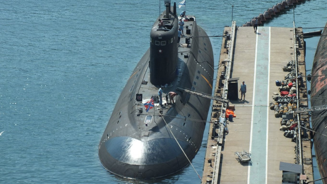 Orosz Projekt 636 osztályú tengeralattjáró a Fekete-tengeren. Forrás: defenceexpress.ua