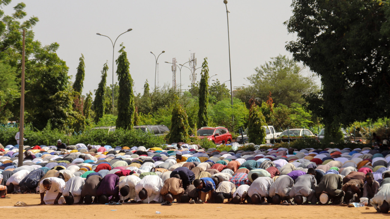 A junta támogatói békéért és a katonákért imádkoznak a nigeri főváros, Niamey nagymecseténél 2023. augusztus 4-én. A katonai hatalomátvételt július 26-án hajtották végre Nigerben. Az ország elnökét, Mohamed Bazoumot katonai puccsisták eltávolították a hatalomból.