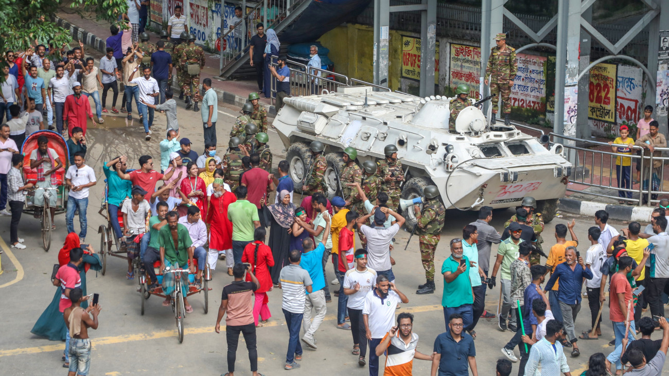 Ünnepelnek az emberek a bangladesi fővárosban, Dakkában 2024. augusztus 5-én, miután a kormányellenes tüntetők behatoltak a kormányfői hivatalba, és Vazed Haszina miniszterelnök helikopterrel Indiába távozott. A rendőrség korábban közölte: legalább háromszázra emelkedett a kormányellenes diáktüntetéseken kialakult összecsapások halálos áldozatainak száma.