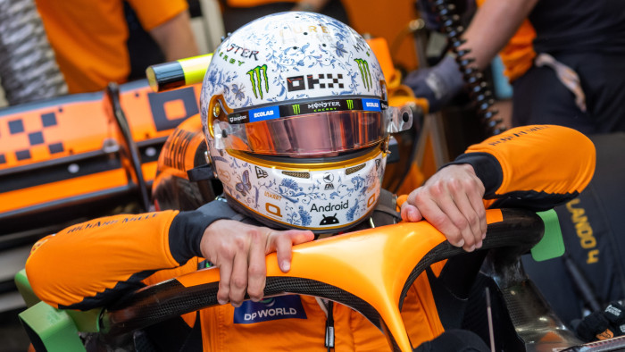 Kalapács alatt Lando Norris Herendi-mintás sisakja