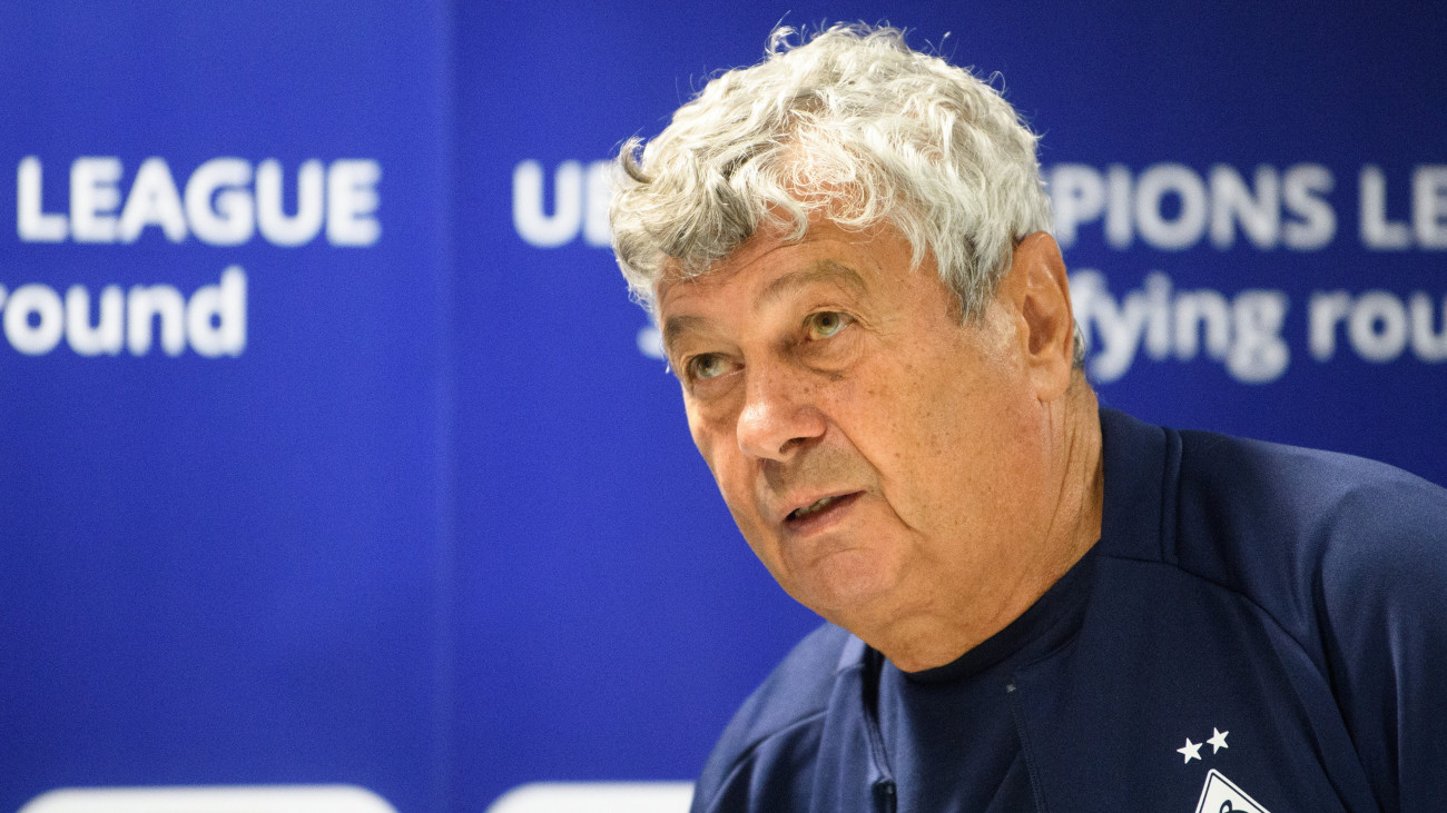 Mircea Lucescu, a Dinamo Kijev vezetőedzője sajtóértekezleten vesz részt a lengyelországi Lódzban 2022. augusztus 2-án. A Dinamo Kijev a Sturm Graz ellen lép pályára augusztus 3-án a Bajnokok Ligája selejtezőjének harmadik fordulójában Lódzban.