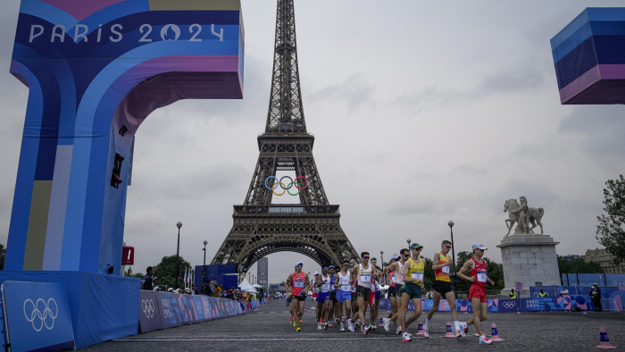 Megmászták a világhírű tornyot