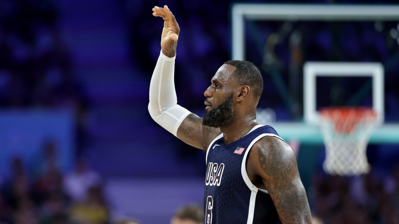 Az amerikai LeBron James a 2024-es párizsi nyári olimpia férfi kosárlabda-bajnokságának C csoportjában játszott Egyesült Államok-Szerbia mérkőzésen a  villeneuve-dascqi Pierre Mauroy Stadionban 2024. július 28-án.