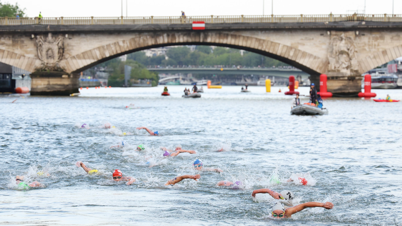 PARIS, FRANCE - JULY 31: A general view of athletes swimming in the Seine River during Womens Individual Triathlon on day five of the Olympic Games Paris 2024 at Pont Alexandre III on July 31, 2024 in Paris, France. (Photo by Ezra Shaw/Getty Images)