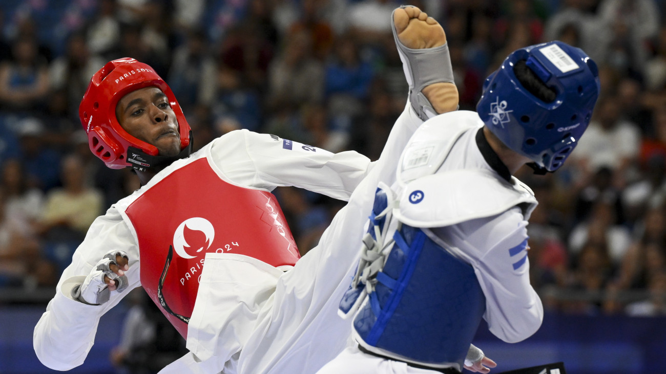 Salim Omar Gergely (piros) és argentin Lucas Guzman a férfi tekvondósok 58 kilogrammos versenyének selejtezőjében a 2024-es párizsi nyári olimpián a Grand Palais kiállítócsarnokban 2024. augusztus 7-én. A magyar versenyző győzött és bejutott a negyeddöntőbe.