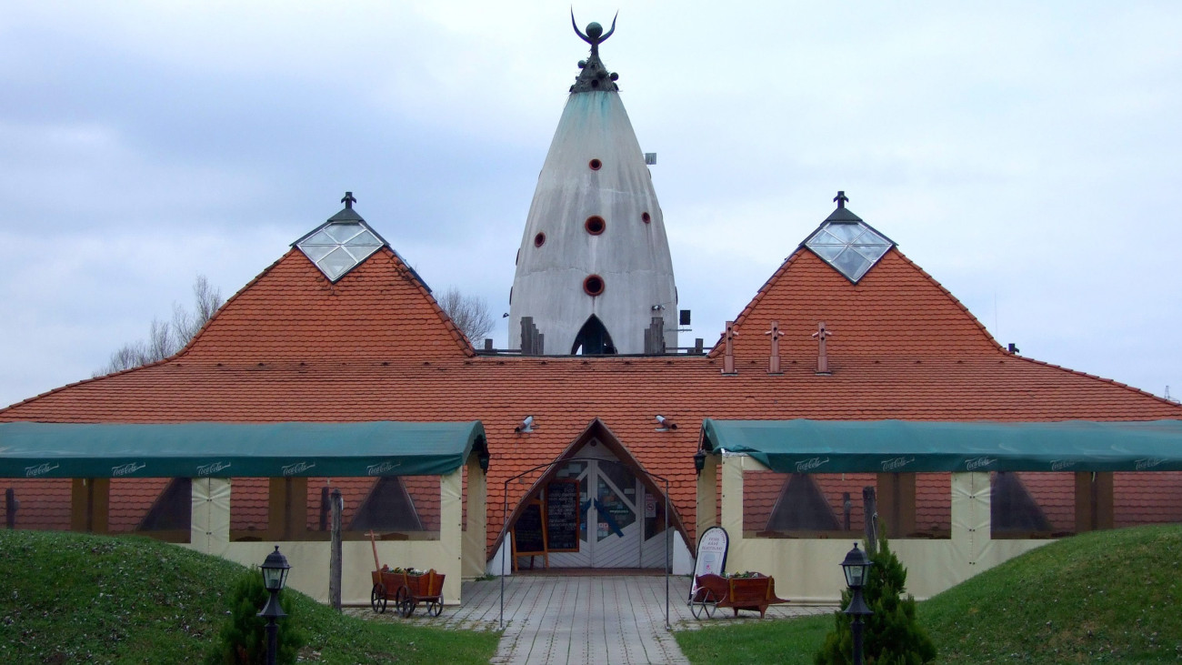 Balatonszentgyörgy, 2015. november 25. Csete György és Sánta Gábor műépítészek által tervezett és 19911996 között megvalósult Gulya csárda organikus épülete a település határában, a Keszthelyre vezető főút mentén. MTVA/Bizományosi: Jászai Csaba