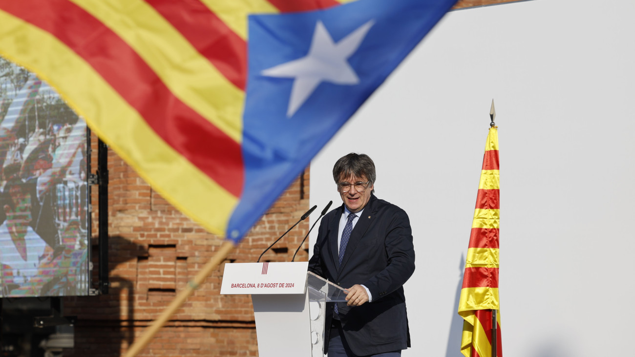 Carles Puigdemont volt katalán elnök beszél támogatóihoz a katalán parlament előtt Barcelonában 2024. augusztus 8-án. A hét éve emigrációban élő Puigdemont hazatért, hogy részt vehessen a katalán parlament mai ülésén, amelyen Salvador Illáról, a májusi tartományi választásokon győztes Katalán Szocialista Párt (PSC) elnökjelöltjéről szavaznak a képviselők. A politikus ellen Spanyolországban továbbra is elfogatóparancs van érvényben.