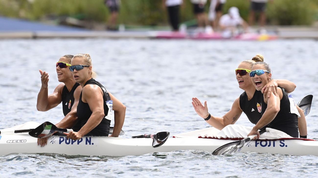 Az ezüstérmes Csipes Tamara (b) és Gazsó Alida Dóra (j2), valamint a megosztott harmadik helyezett Pupp Noémi (b2) és Fojt Sára (j) a női kajak párosok 500 méteres versenyének döntője után a 2024-es párizsi nyári olimpián a vaires-sur-marne-i evezős és kajak-kenu pályán 2024. augusztus 9-én.