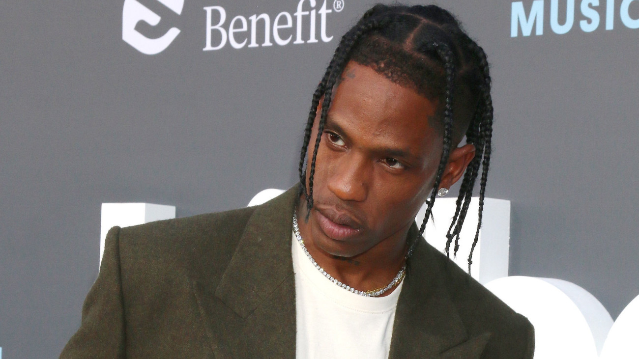 Travis Scott amerikai rapper, énekes, dalszerző és producer a Billboard magazin zenei díjátadó ünnepségére érkezik a Las Vegas-i MGM Grand Garden Arénában 2022. május 15-én.