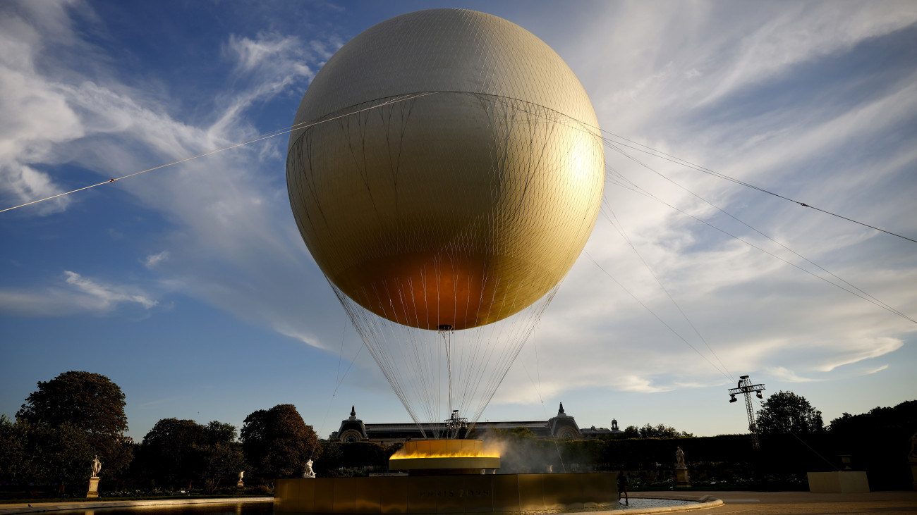 Aranyszínű hőlégballon áll a párizsi Tuileriák kertjében a 2024-es párizsi nyári olimpia záróünnepségének kezdete előtt 2024. augusztus 11-én.