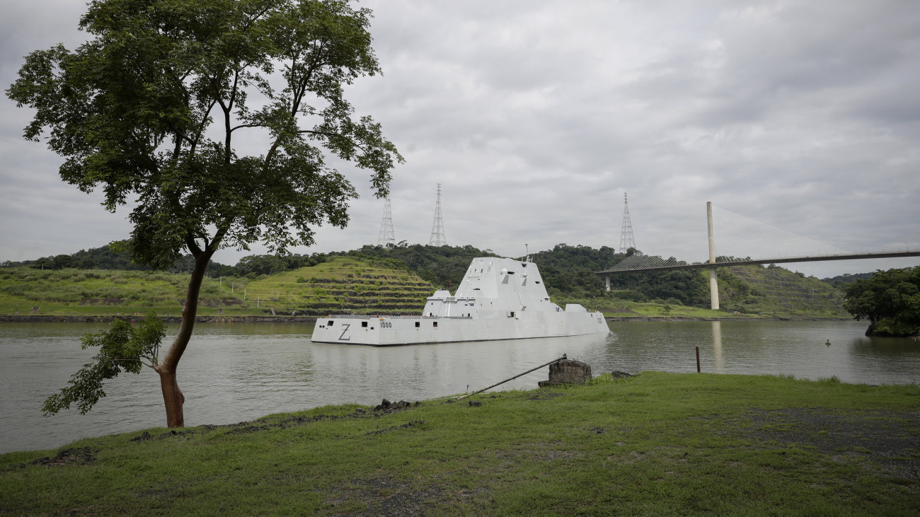 Áthalad az Atlanti- és a Csendes-óceánt összekötő Panama-csatornán az amerikai haditengerészet Zumwalt rombolója 2023. augusztus 14-én. Az irányított rakétákkal felszerelt romboló fő feladata az amerikai haditengerészet flottájának légvédelmi támogatása. A 183 méter hosszú és 13600 tonna súlyú, futurisztikus külsejű USS Zumwalt az amerikai haditengerészet számára valaha épített legnagyobb romboló.