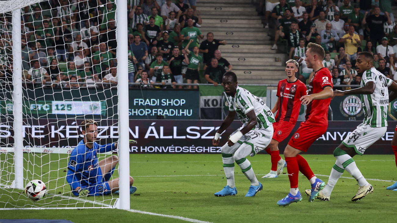 Ibrahim Cissé, a Ferencváros játékosa (k) gólt szerez a labdarúgó Bajnokok Ligája selejtezőjében, a Ferencvárosi TC - Midtjylland (dán) visszavágó mérkőzésen a Groupama Arénában 2024. augusztus 13-án.