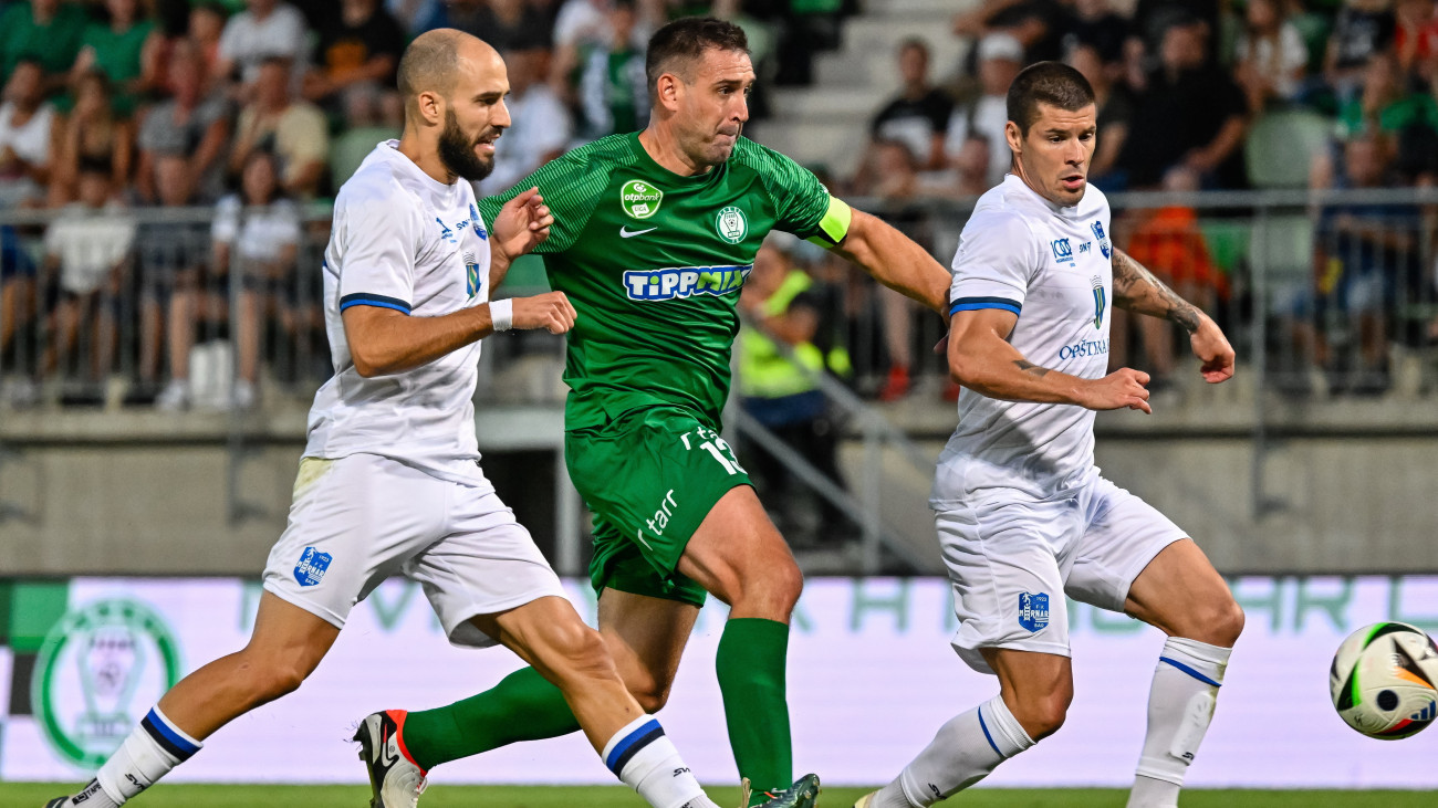 Böde Dániel, a Paks (k), valamint Filip Mitrovic (b) és Sinisa Stevanovic (j), a montenegrói Mornar játékosai a labdarúgó Konferencia-liga harmadik selejtezőkörében játszott Paksi FC - Mornar mérkőzésen a Paksi FC Stadionban 2024. augusztus 7-én. A mérkőzést a Paks nyerte 3-0-ra.