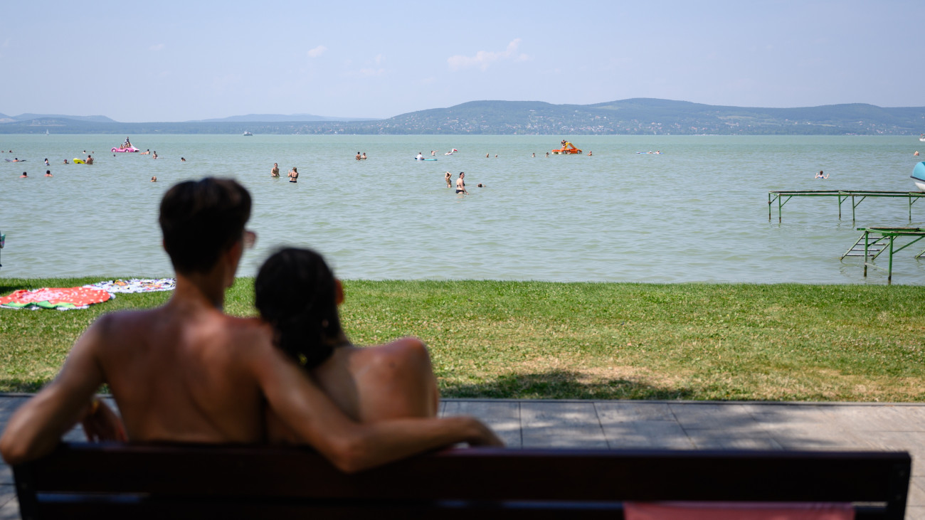 Jön a hosszú hétvége, kikerült a megtelt tábla a Balatonon