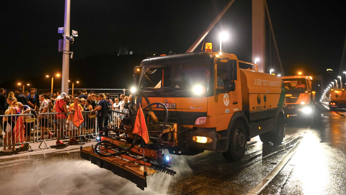 Mint a közismert dalban, 16 tonnát gyűjtöttek össze hajnalig