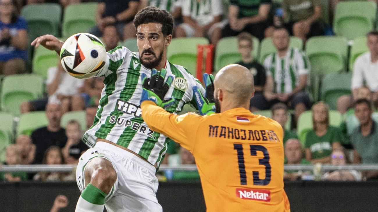 Mohamed Ali Ben Romdhane (j), a Ferencváros és Filip Manojlovic, a Borac játékosa a labdarúgó Európa-liga selejtezőjének 4. fordulójában játszott első Ferencváros - Borac Banja Luka (bosnyák) mérkőzésen a Groupama Arénában 2024. augusztus 22-én.