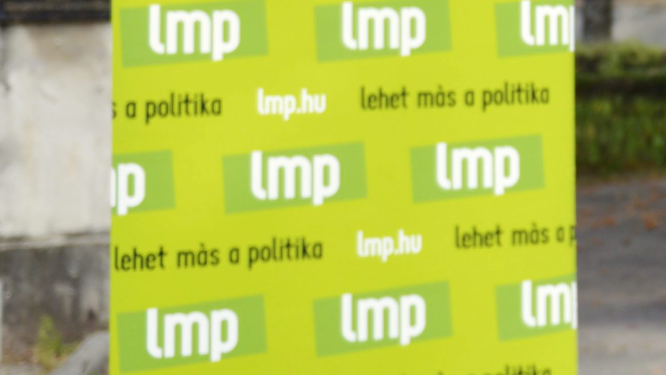 Heltai László, a Lehet Más a Politika (LMP területfejlesztésért és költségvetésért felelős főpolgármester-helyettes jelöltje (b) beszél, mellette Csárdi Antal, a Lehet Más a Politika (LMP) főpolgármester-jelöltje (k) és Szilvágyi László, a párt XV. kerületi polgármesterjelölt (j) az LMP sajtótájékoztatóján, amelyet Budapesten, a XV. kerületi Őrjárat utcai szakrendelő előtt tartottak 2014. október 1-jén.