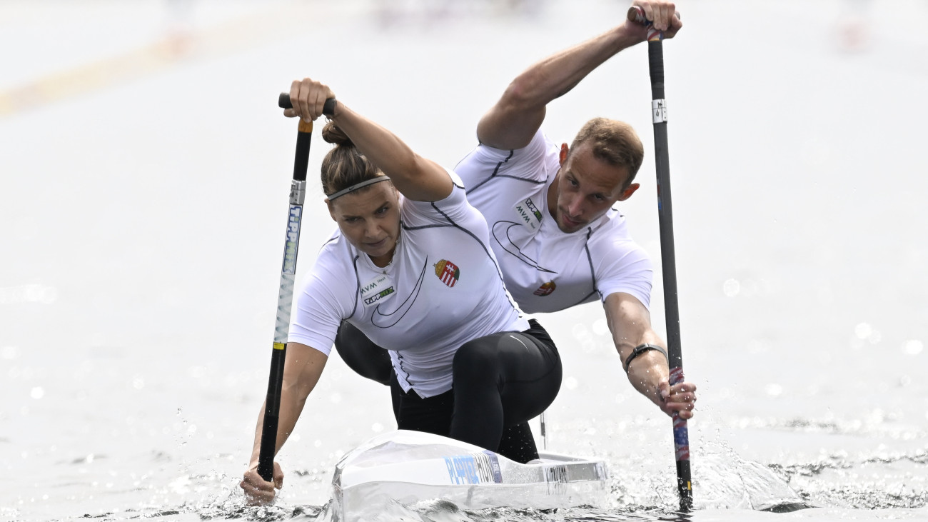 Takács Kincső és Hajdu Jonatán a mix kenu kettesek 500 méteres versenyének előfutamában az olimpiai kvalifikációs kajak-kenu világbajnokságon Duisburgban 2023. augusztus 24-én.