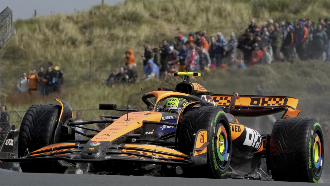 Lando Norris, a McLaren brit versenyzője a Forma-1-es autós gyorsasági világbajnokság Holland Nagydíjának első szabadedzésén a zandvoorti pályán 2024. augusztus 23-án. A futamot augusztus 25-én rendezik.