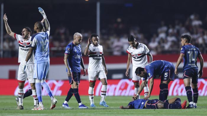 Meghalt a pályán összeesett kétszeres bajnok futballista - videó