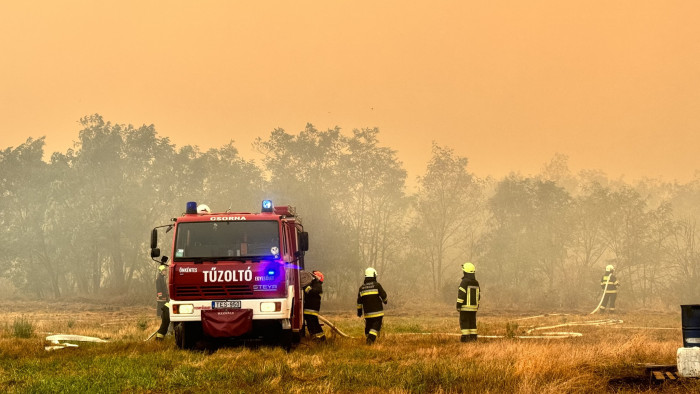 Helikopterekkel is oltották a napokig tomboló Vas vármegyei tüzet - képek