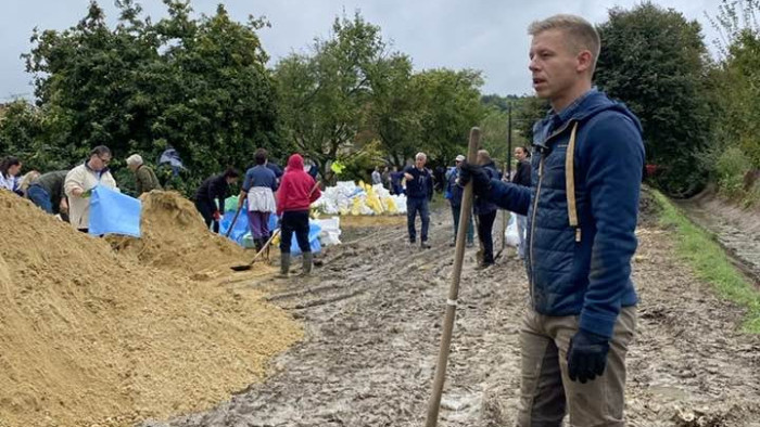 Árvíz - Magyar Péter arra kéri Orbán Viktort, hogy ne Strasbourgba, hanem a gátra menjen