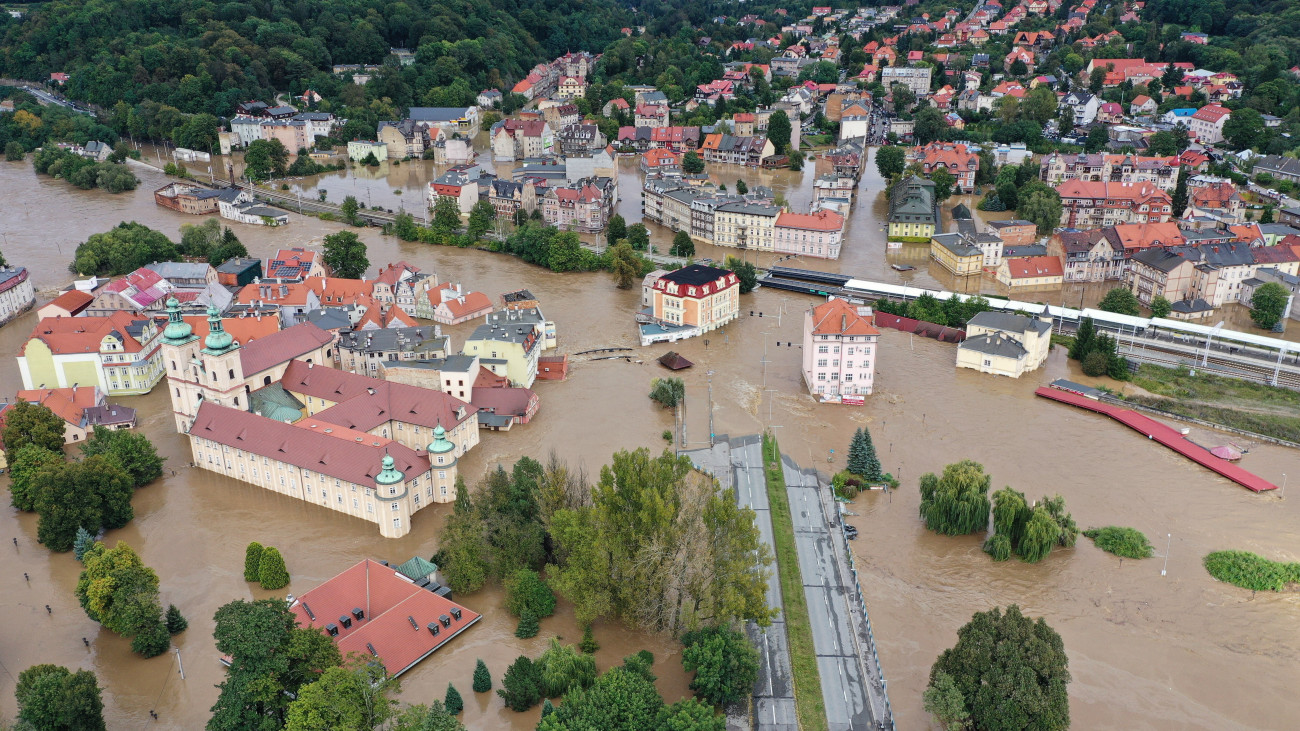 Árvíz a délnyugat-lengyelországi Kldzkóban 2024. szeptember 15-én.