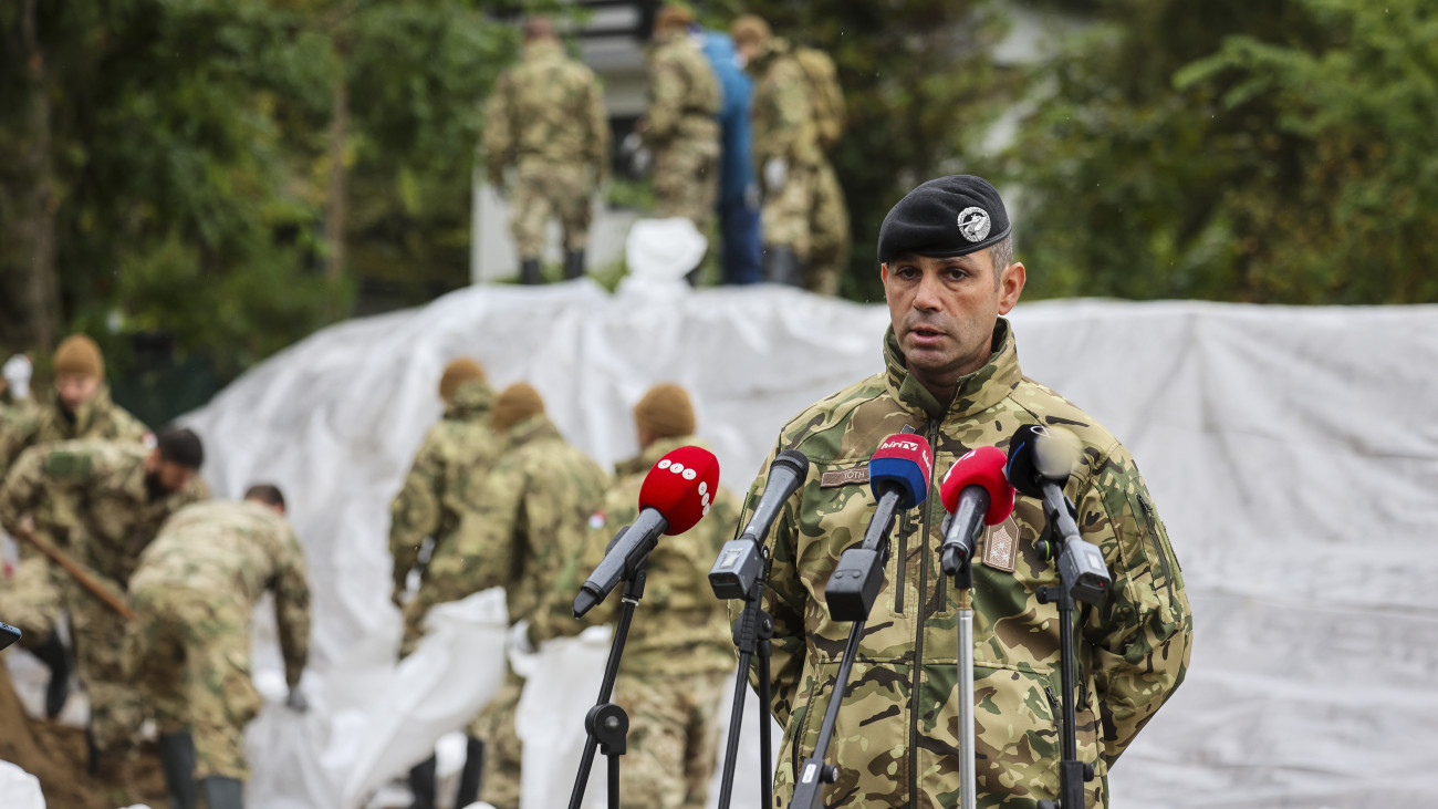 Tóth István ezredes, az MH Klapka György 1. Páncélosdandár parancsnoka sajtótájékoztatót tart az árvíz elleni védekezésről Pilismaróton, az áradó Duna közelében 2024. szeptember 16-án.