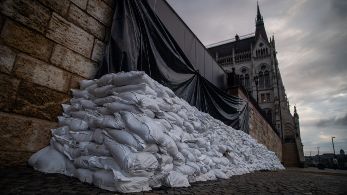 Árvíz - Döntöttek, most dőlt el hosszú napokra a budapesti közlekedés sorsa