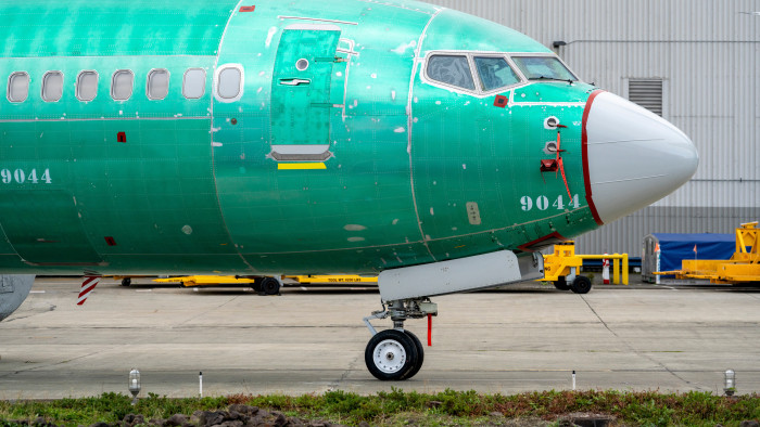 „Botot dugtak a hajtóművekbe” a Boeingnél